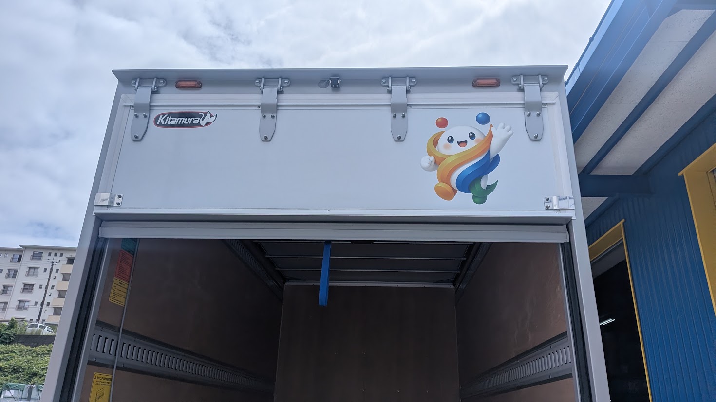 新車の荷台後部にデザインされた梅沢企業公式マスコットキャラクターのうめまる
