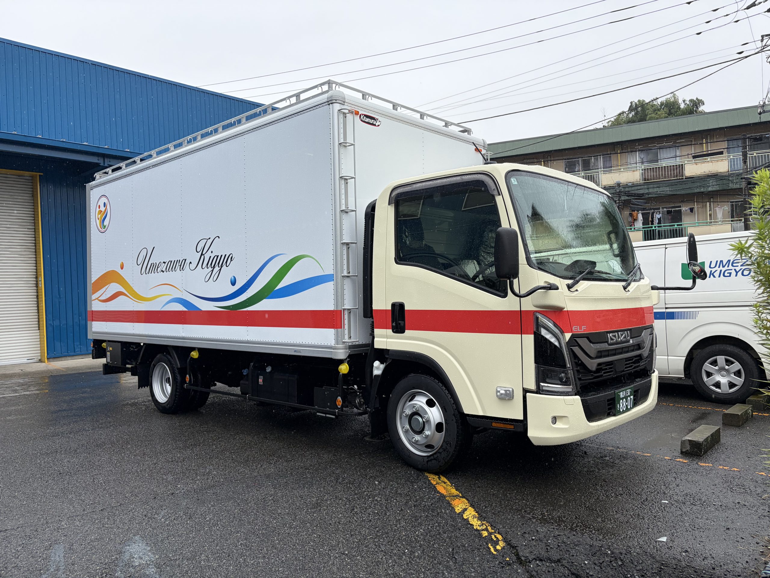 新しいロゴを載せた新車が納車されました！